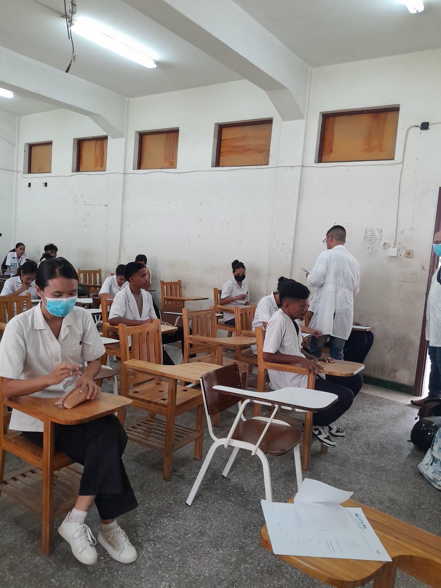 Al concluir la rotación por MGI , estudiantes de 5to año de #ESM a cargo del Dr Abelardo Pérez Esp MGI de #APSDili de #BMCTL🇨🇺🇹🇱 realizan exámen teórico evaluando conocimientos, habilidades y competencias adquiridas al concluir esta etapa 
#CubaCoopera