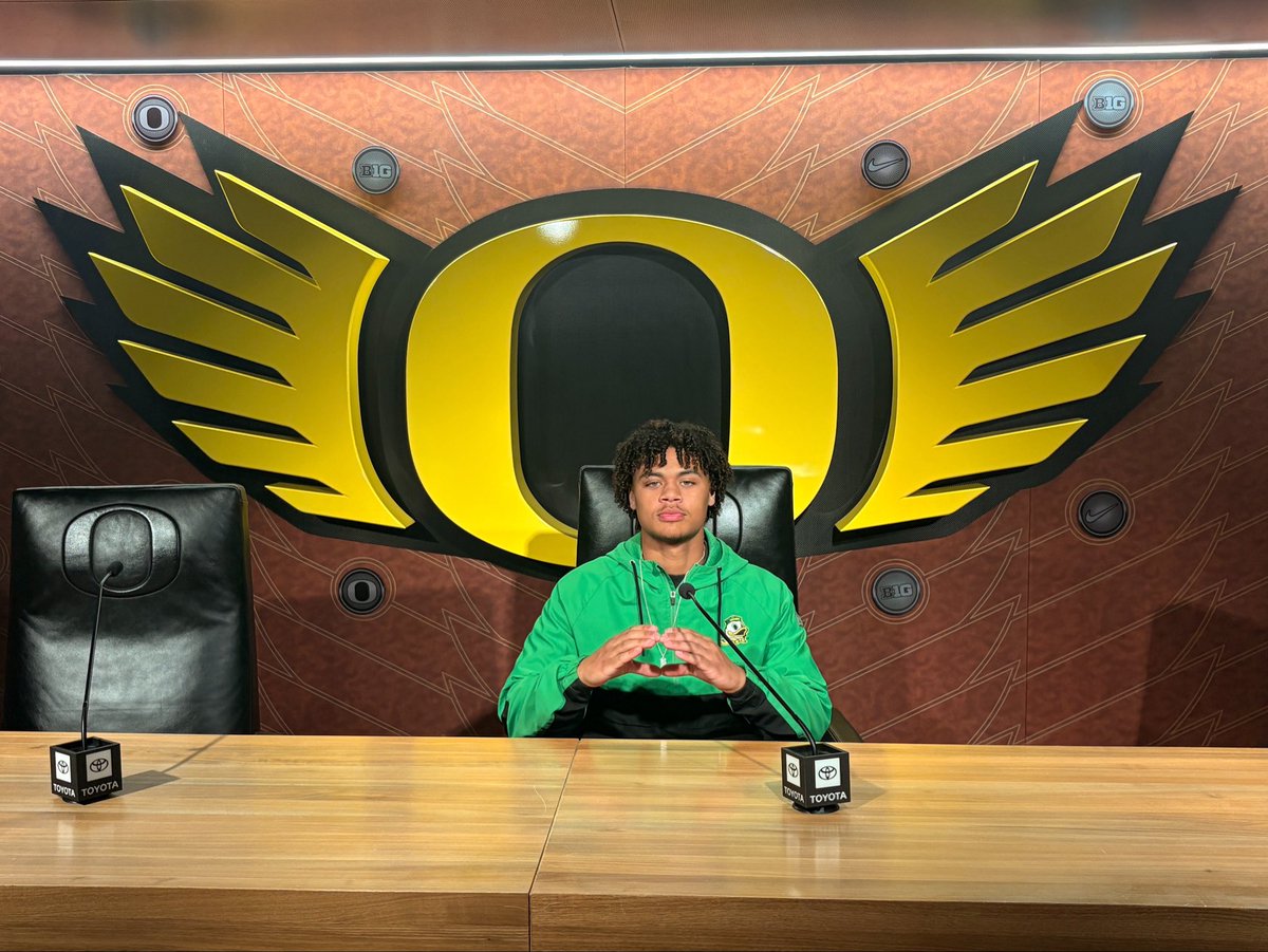 JalenA2025's tweet photo. Thank you @oregonfootball and the entire coaching staff for the love and hospitality! Can’t wait to reconnect in the future!! Go Ducks!!🦆@CoachDanLanning @RossDoug21 @coachTcsm @CoachJPollak @CoachDovey https://t.co/rl6d57axJt