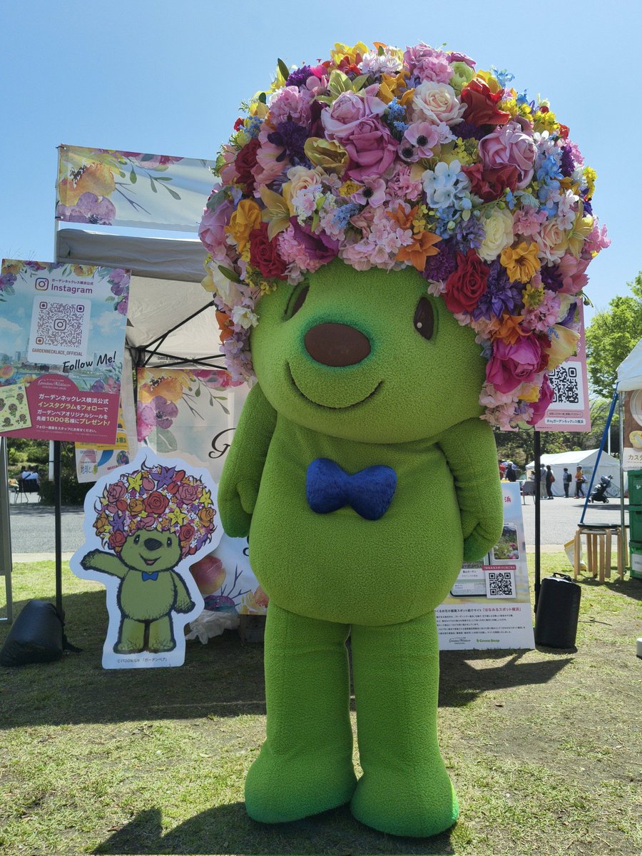GARDENBEARmania's tweet photo. 山下公園で #ガーデンベア 見て来ました(^^ ) 人出も多いのと場所が狭くて撮るのがタイヘン。呼んでくれるのは嬉しいけど、背景のある場所とか(海際とか横浜らしくていいんだけど)、余裕を持って撮れる場所も主催者が考慮してほしいかな。3枚目は後ろのパネルと同じポーズ。 #ガーデンネックレス横浜 https://t.co/7s5trwbJBo