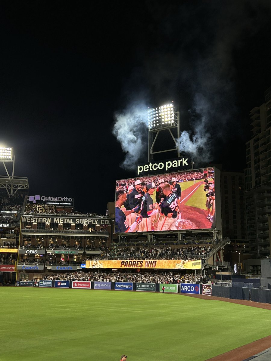 nanibautistaa's tweet image. HOLY SHEETS WALK OFF!!!!!