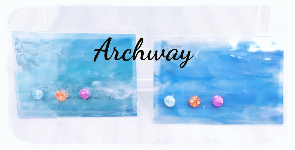 Archway_hm's tweet photo. Fragments du Ciel＝空のかけら☁️✨

青空・夕焼け・宵空、3つの空を並べました🩵🌇🌌

小さな粒の中に雲をイメージした白い粒を閉じ込めています☁️

医療用樹脂ピアス使用🌿

hakomittu.森ノ宮店(@mnm_bookmarker)様に納品しました📦ぜひお手に取ってご覧ください✨

#Archway_handmade 
#はこみっつ https://t.co/hZv90FlZql