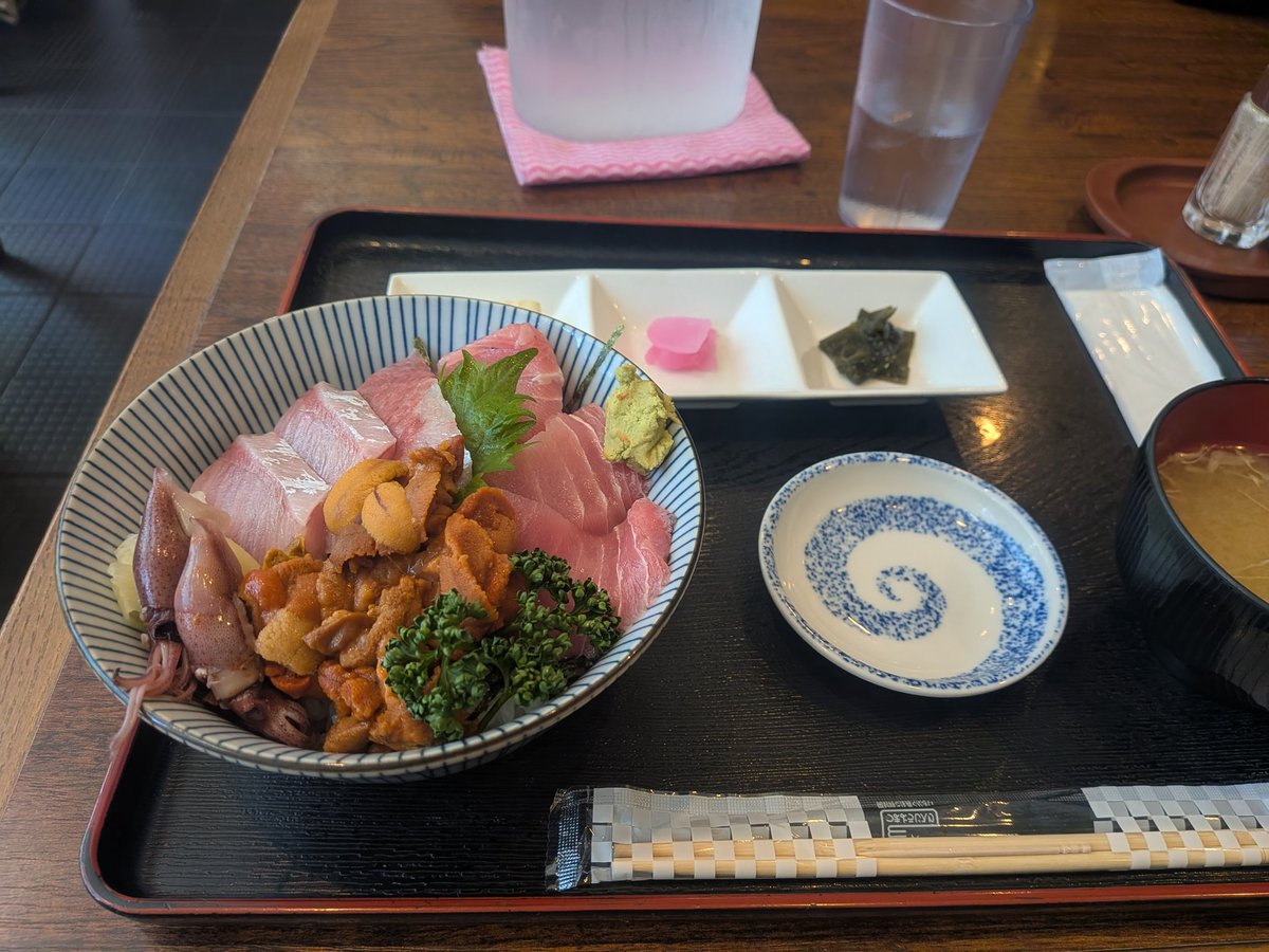 SimYasu99's tweet photo. 美味しい海鮮食べてから公園でまったり飛行機見てる。それにしても暑いね〜
#物欲会 https://t.co/zIRiANXSKt