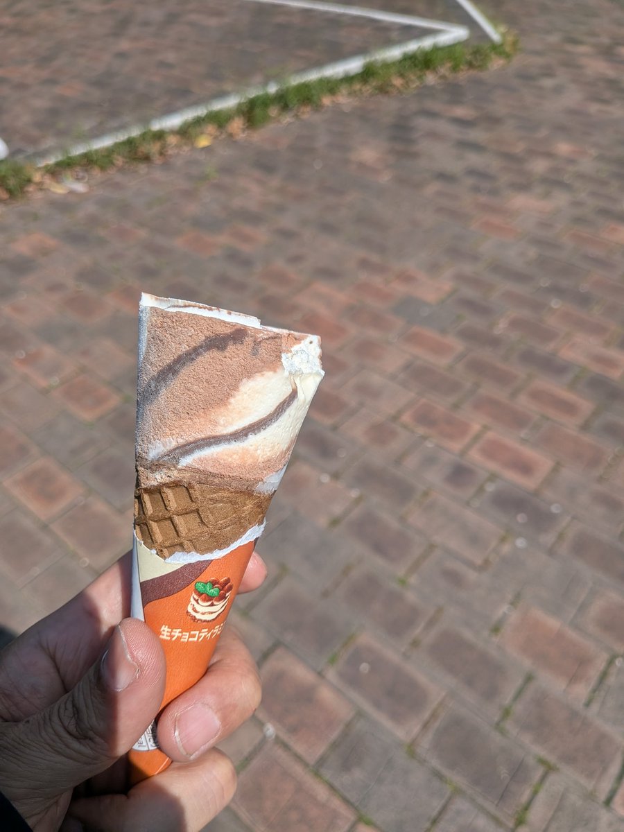 SimYasu99's tweet photo. 美味しい海鮮食べてから公園でまったり飛行機見てる。それにしても暑いね〜
#物欲会 https://t.co/zIRiANXSKt