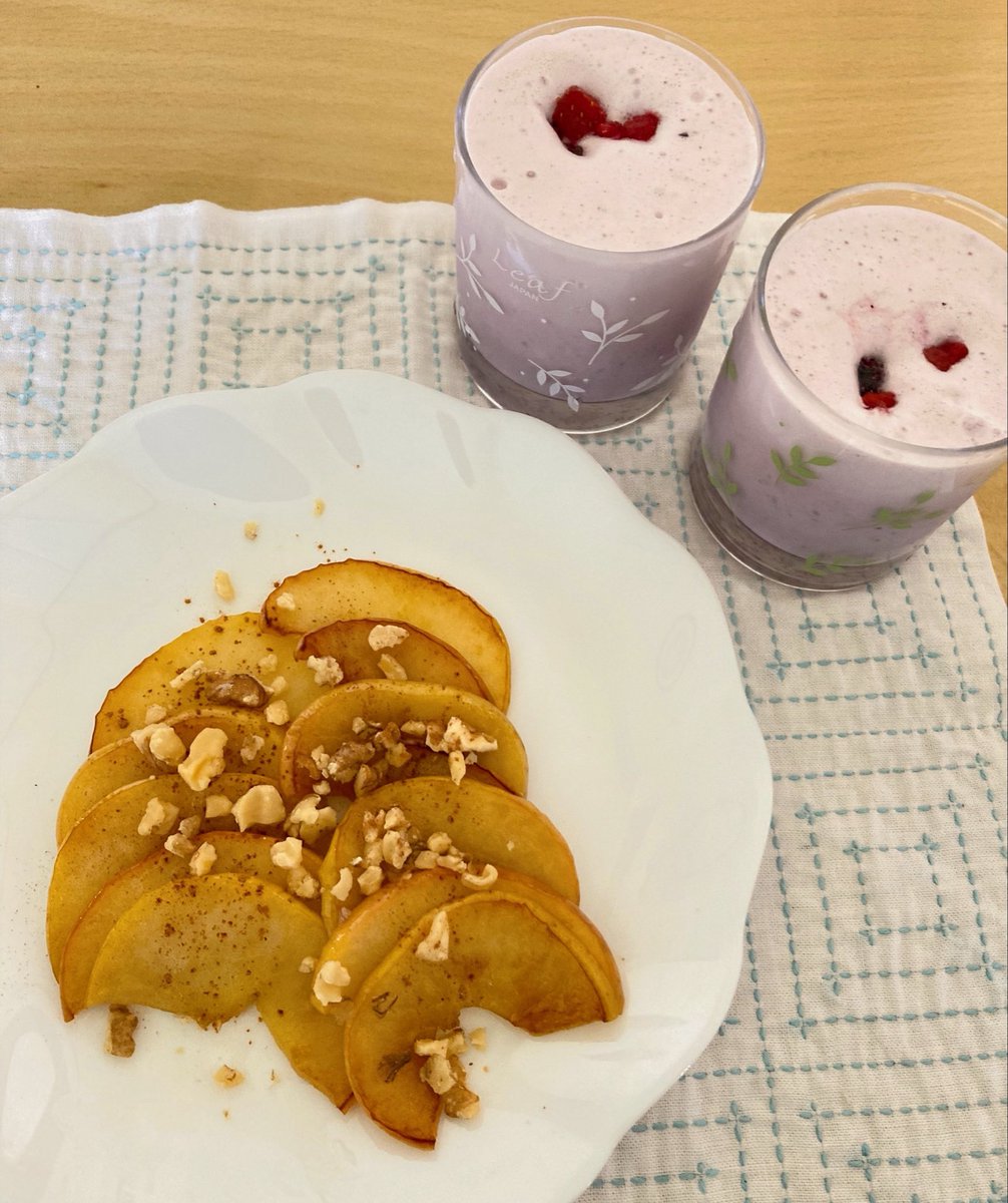 SsYsh6yksa34745's tweet image. 滞在二日目。

幼子、ママ不在の寂しさを
アレクサとのしりとりで乗り切っている。

なお、連勝中らしく、
笑顔の勝利報告が止まらない。
私は、腹筋の震えが止まらない。

♪アレクサ、だいぶ空気読んでる。

幼子対応として、りんごを焼いた🍎

＃幼児食記録
＃Alexa
＃ママ不在
＃おうちごはん