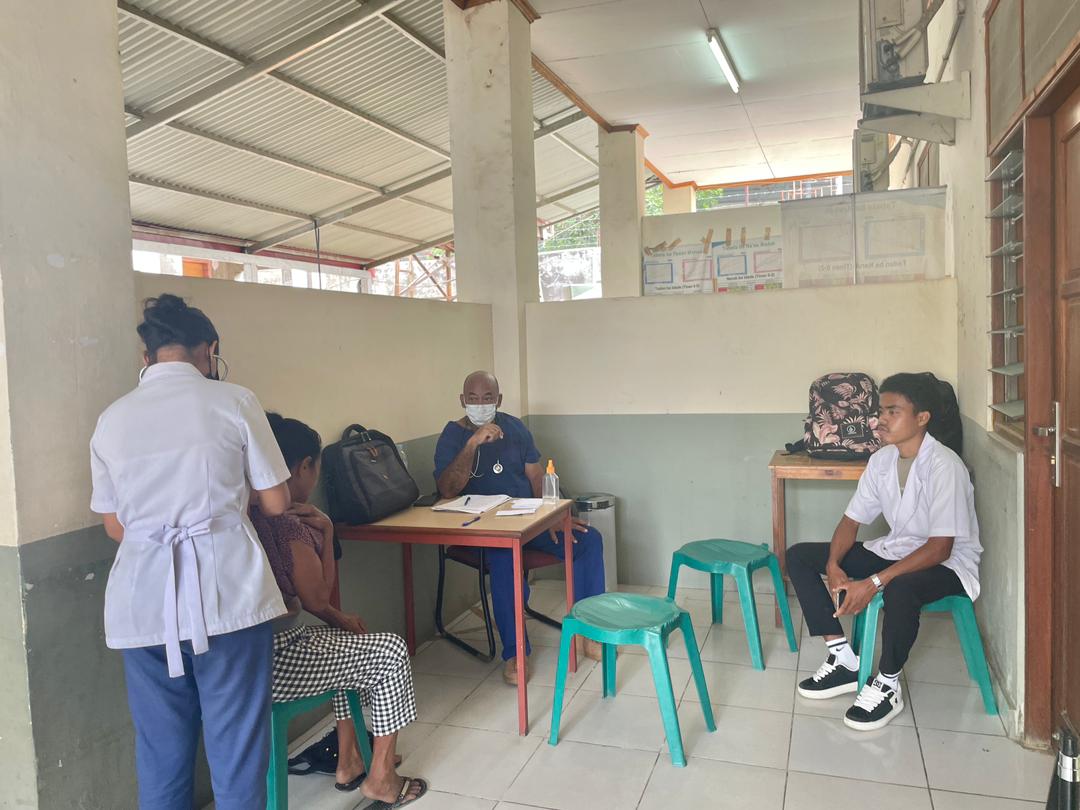 La docencia médica utiliza  la consulta como escenario de formación y en el Puesto de Salud Maloa el Dr Celso B Arizon Esp MGI de #APSDili de #BMCTL🇨🇺🇹🇱 observa y conduce el aprendizaje de estudiantes de medicina #ESM ,mostrando la calidad de la medicina familiar
#CubaCoopera