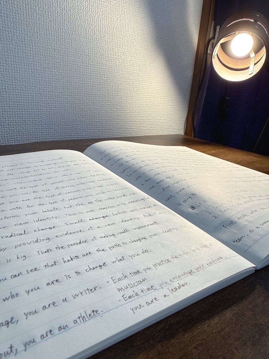 Masa_English13's tweet photo. 洋書を書き写すことが、英会話のトレーニングになる。本のトピックについて語れるようになるし、心打たれる表現に出会うこともある。音読をすることで、さらにスピーキング力が伸びる。ぼくは毎朝7分だけやってるけど、それでも変わった。 https://t.co/WwKePL0Pfq
