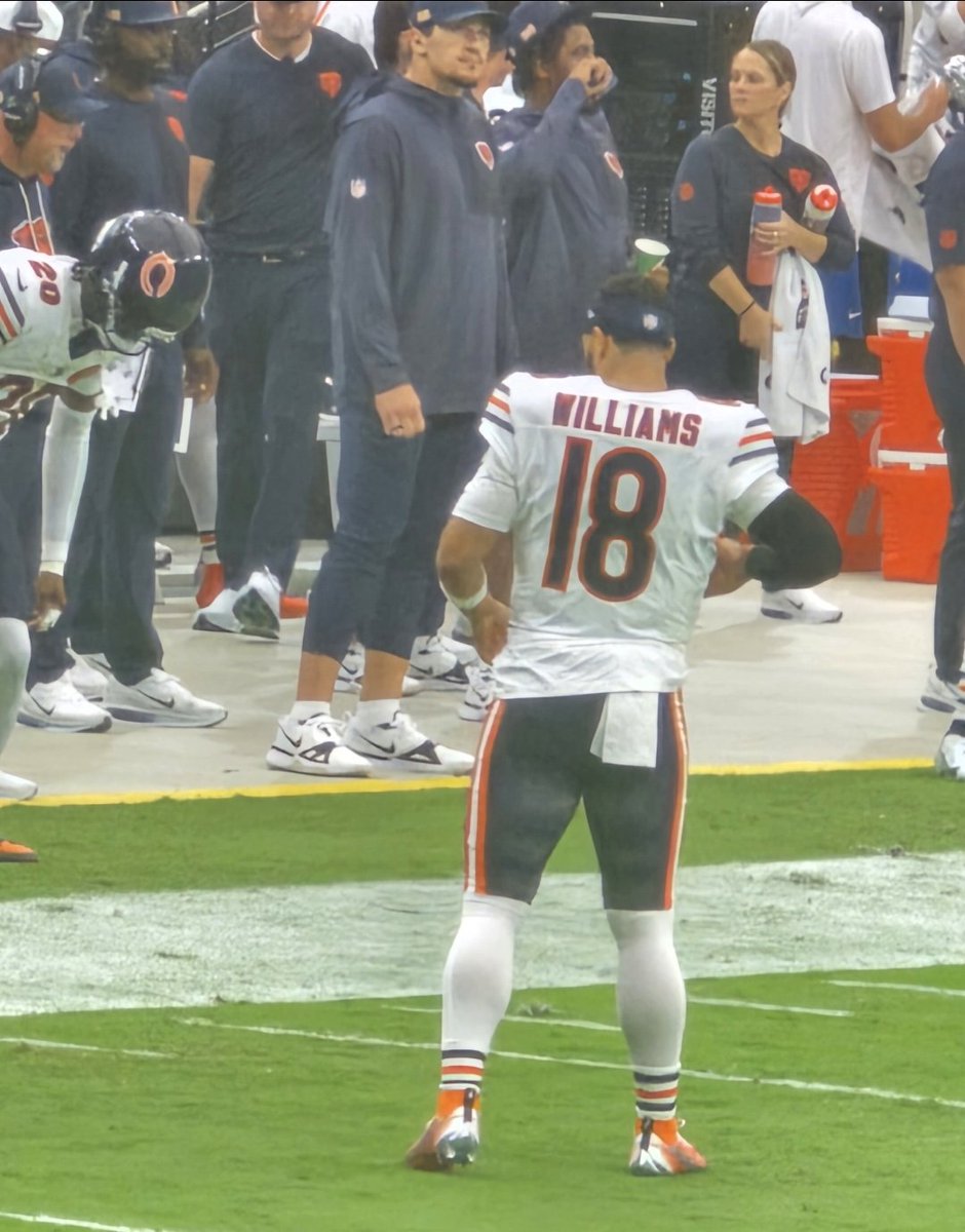 BearinVegas's tweet photo. 👀 #DaBears https://t.co/ySDJuc6LuU