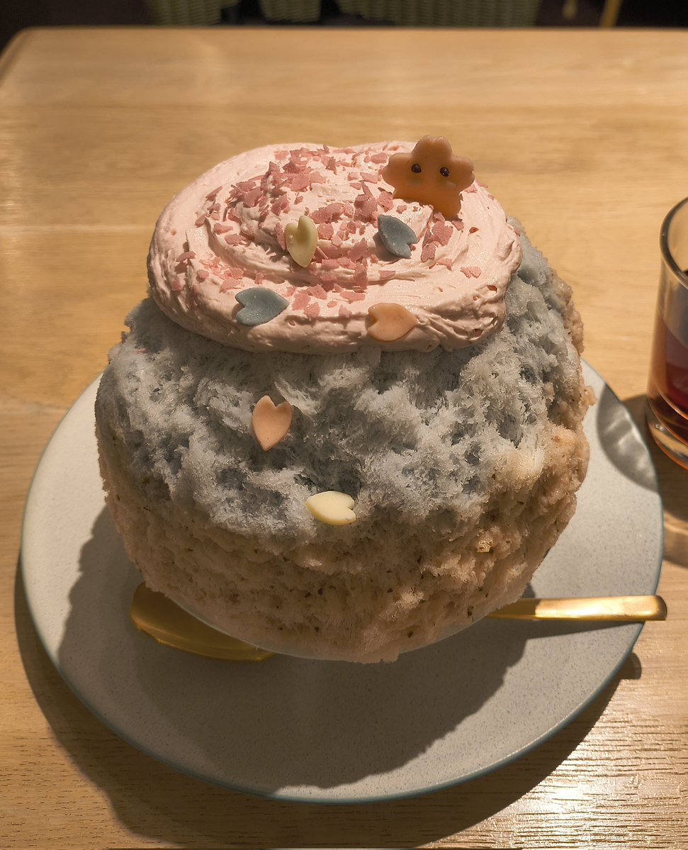 korikakiko's tweet image. 表参道にオープンした
＃CUPS さん
なんと町田CUPSさんの2号店

＃ナポレオンパイ
ミニにしたのめっちゃ後悔
ほんとミニ
すんごい美味しかった⋯
パイのさく2
しっとりレーズン
りぴ確
ちなみにレギュラーだと2860円🫠
＃桜チョコミント
中も全部パステルカラー
かわいい
でも全体的に薄めかな⋯？