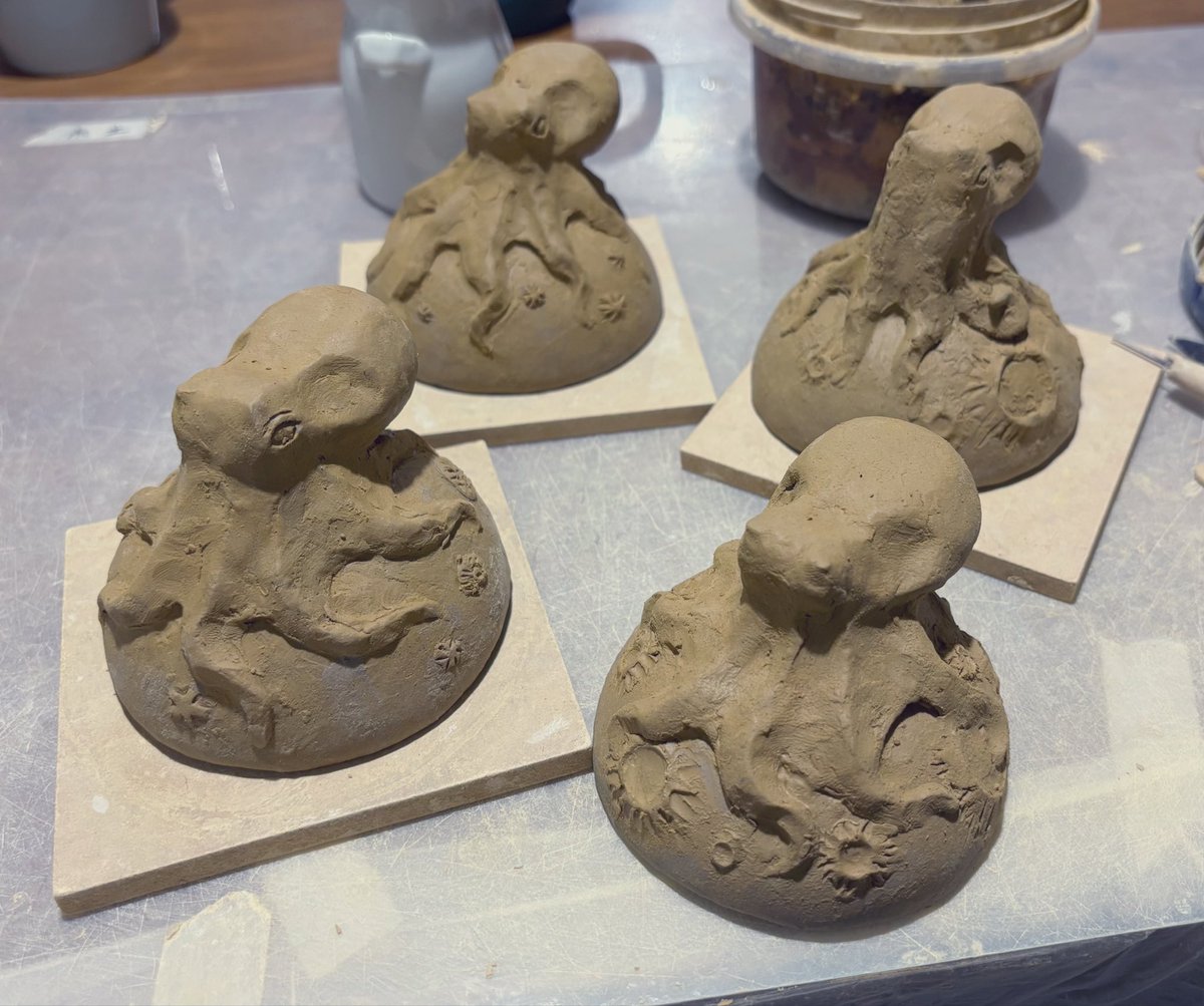 来月の展示に出展予定のタコのぐい呑みです。少しアレンジを加えてみました🐙