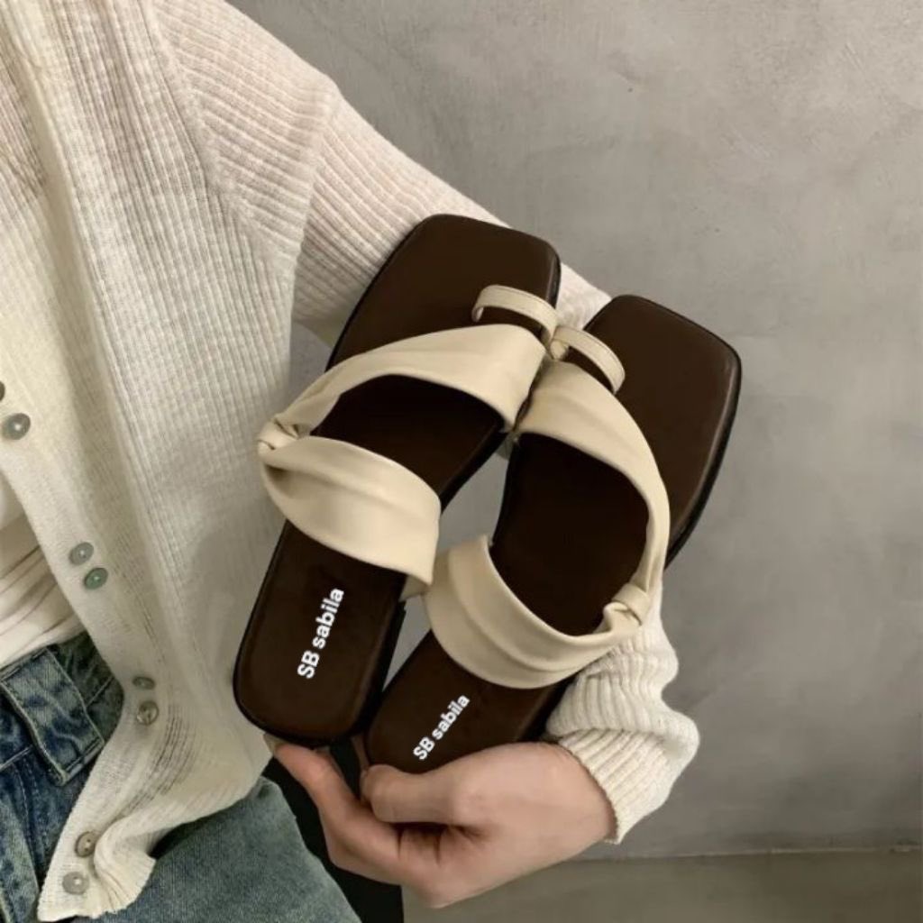 Im_Lhiya's tweet photo. ￼Sabila Sandal Teplek Big Size Aira/Sandal Wanita Sandal 👇🏻 https://t.co/zQwQwEuj1n