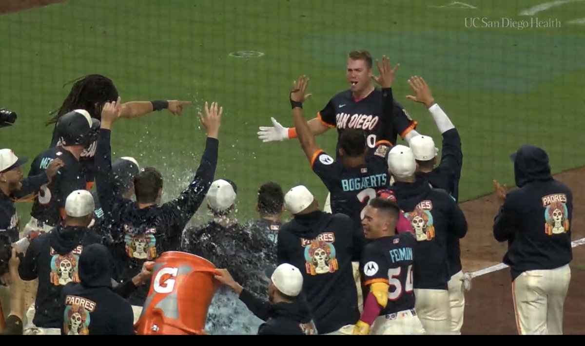 Diegodime's tweet image. Walkoff HR again!  Holy Sheets!  @Padres @cleansheets24