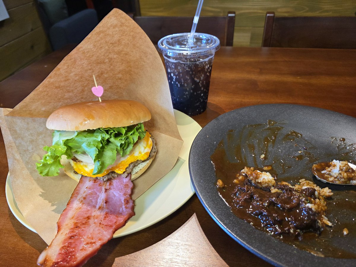 showmustgoon38's tweet photo. やっぱりKORONに来たらバーガーも食べたいよね笑
スペシャルバーガー美味い!ボリューム満点の具材も素晴らしいけど、個人的にはこの甘いマヨソースが最強すぎる!!
今日もごちそうさまでした🥹
#KORON
#佐世保バーガー https://t.co/tTP3pwJ1Qh