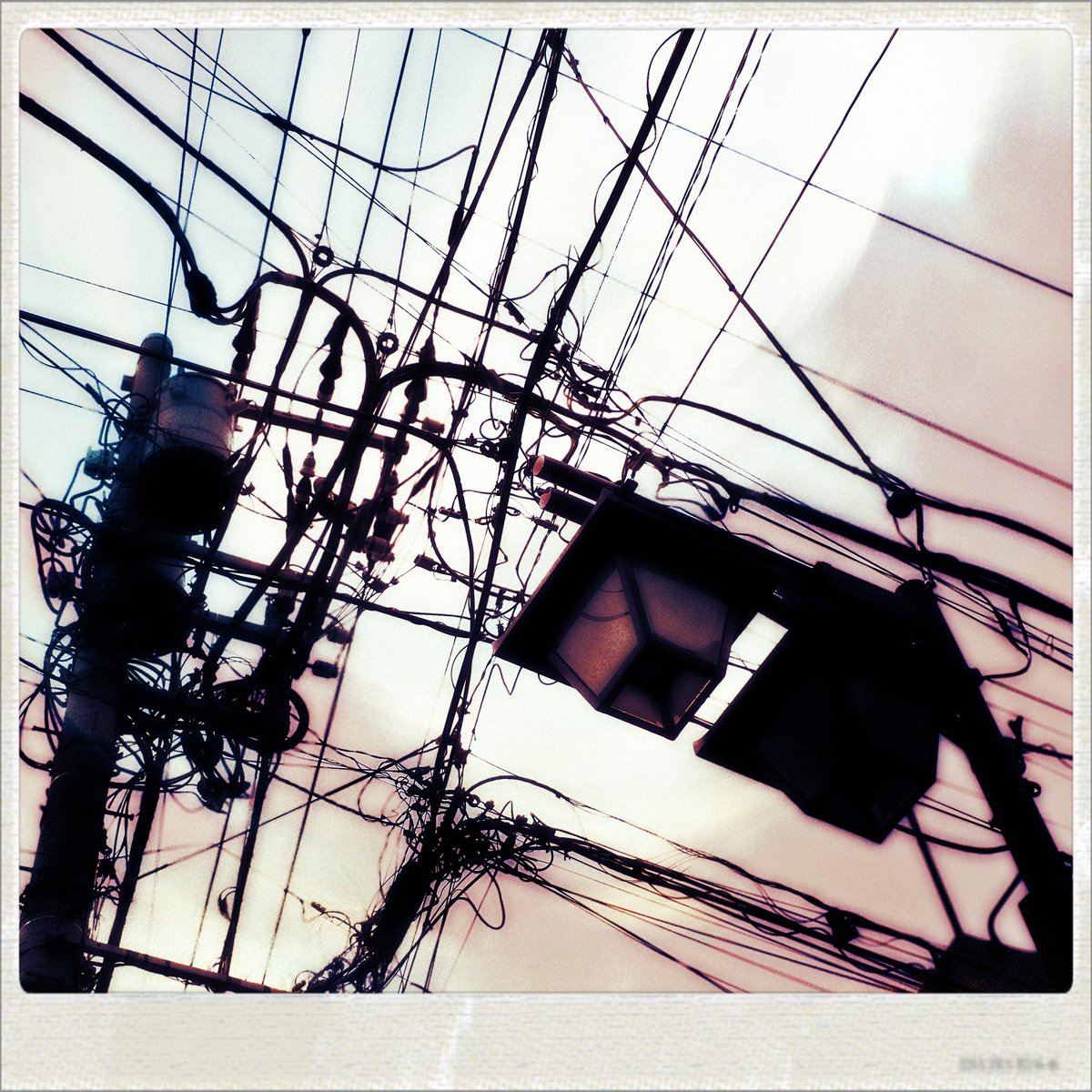 Gili005's tweet photo. 電線　街燈
#photography #photographyart #キリトリセカイ #ファインダー越しの私の世界 https://t.co/7pfqjxnV1h