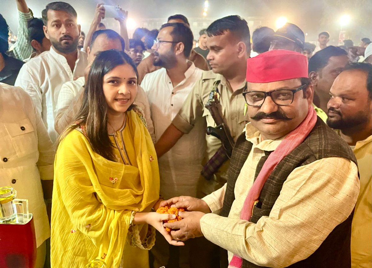 SPashishpatel's tweet photo. कल गोंडा में अपने मा. प्रदेश अध्यक्ष श्यामलालपाल जी का स्वागत कर स्व. मुलायम सिंह यादव नेताजी रात्रि कालीन क्रिकेट टूर्नामेंट गोंडा प्रीमियर लीग सीजन 6 में शामिल हुआ एवं जनपद श्रावस्ती-बलरामपुर में अपने आदरणीय राज्यपालकश्यप जी का हार्दिक अभिनंदन किया।
@OnkarPatel17 @yadavakhilesh https://t.co/gOyQ1q0y2A