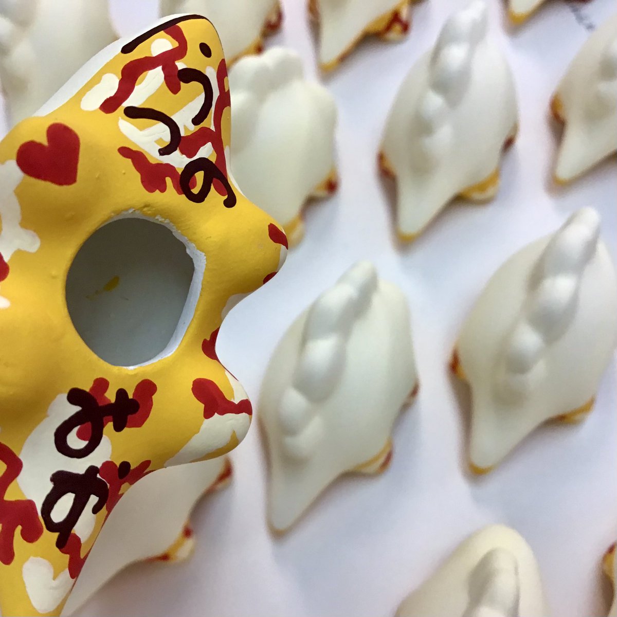 今日は気持ちの良い陽気で体が動かしやすいので、作業が捗ります🌱
が、なぜか #ぎょうざうるす の底に「うつのみの」という意味不明な文字を入れてしまいました💦今まで数千個のぎょうざうるすに文字入れしていて初めての間違い…😂
これから修正します🥟🖌️