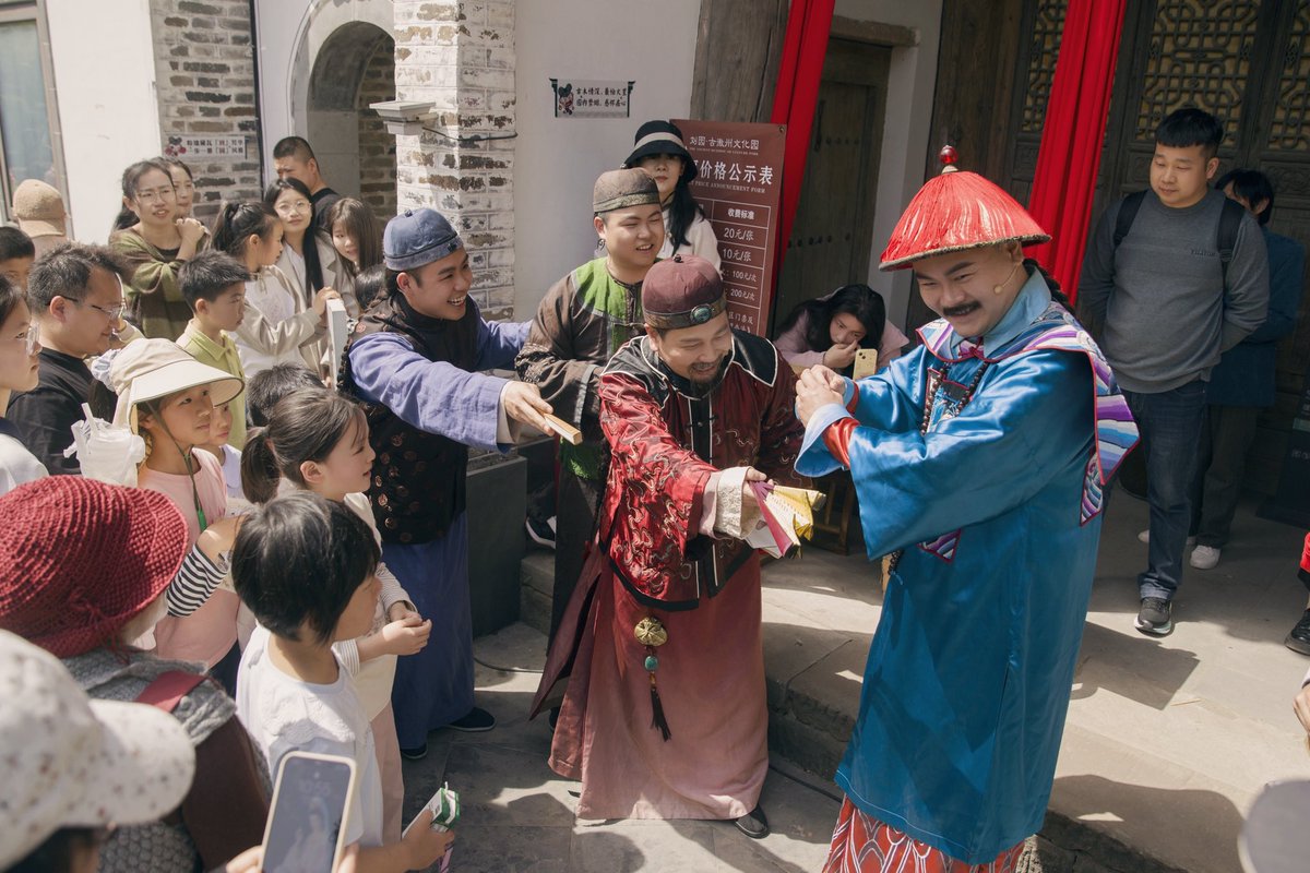 AnhuiOpera's tweet photo. 《六尺巷》 is a wall-to-wall struggle, three-foot concession, no fierce confrontation, but courtesy, humility, tolerance, and harmony, the six-foot alley has been passed down for a hundred years! https://t.co/ljiiBwvAif