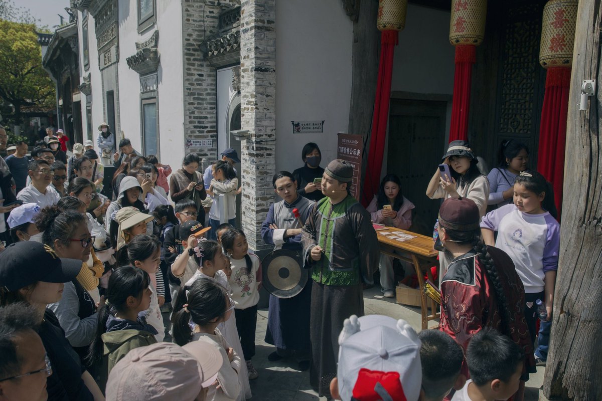 AnhuiOpera's tweet photo. 《六尺巷》 is a wall-to-wall struggle, three-foot concession, no fierce confrontation, but courtesy, humility, tolerance, and harmony, the six-foot alley has been passed down for a hundred years! https://t.co/ljiiBwvAif