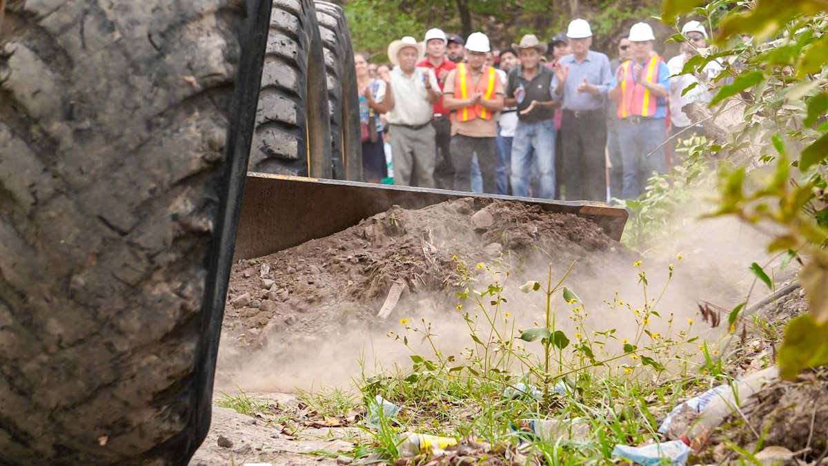 Seremos la administración municipal que más obras entregará a la población en un período local. 🇸🇻

Hoy iniciamos junto a la ADESCO de Cantón La Chorrera un importante proyecto vial de 125 metros lineales de concreto hidráulico y 3 obras de mitigación adicionales.