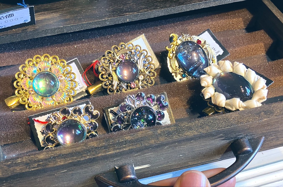 KUMODE_Sho_ten's tweet photo. 超絶お久しぶりでございます( ´ ∀ ` )
作品委託をしております
Alice caravan @Alice_caravan 様に納品してまいりました
本日よりスペースをお店入口すぐ左手前の窓に近いスペースにお引越しさせていただきました

比較的最近作っている帽子も追加しさらにカオスですが
よろしくお願い致します！ https://t.co/4ev5BypMty