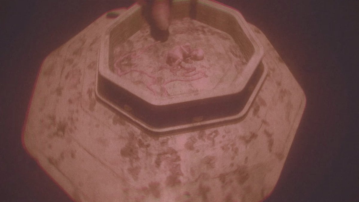 23_2077g's tweet image. 病棟を脱出しアネックスへ。ここには創設者が持つセキュリティレベル３があるはず。散策すると遺体と思しきモノから生える植物。何らかの感染症の結果なのか、そもそもこれが原因なのか。そしてやっぱりここにも居た巨大人間(月の原住生物?)。意識を失った果てに見た首が120cmある生物と子。
#Routine