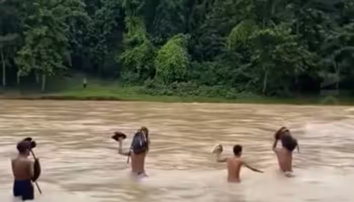 hiddengem627's tweet photo. Not a movie scene, this is real life.
In the remote Garo Hills, children cross strong river currents every day just to reach school. While many talk about struggles for education, these kids are truly living it.
https://t.co/paUShGiLsh
#Meghalaya #GaroHills https://t.co/qB8U5BGSgs