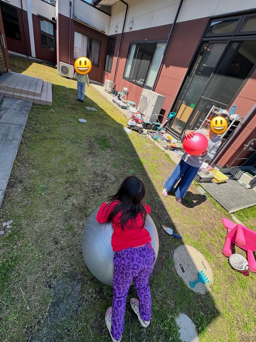 👧「おねえさん明日うちなあ、おうちで友だち呼んでな、」
👧「おねえさんみてみて、さくらのはなびらがな、」
👧「おねえさんじつはこれさくらの色じゃなくていろみずなんで」
👦「みてー！！おねーーーさーーーん」
子どもたちが同時にあっちこっちから喋りかけてくるので全然聞き取れません😂