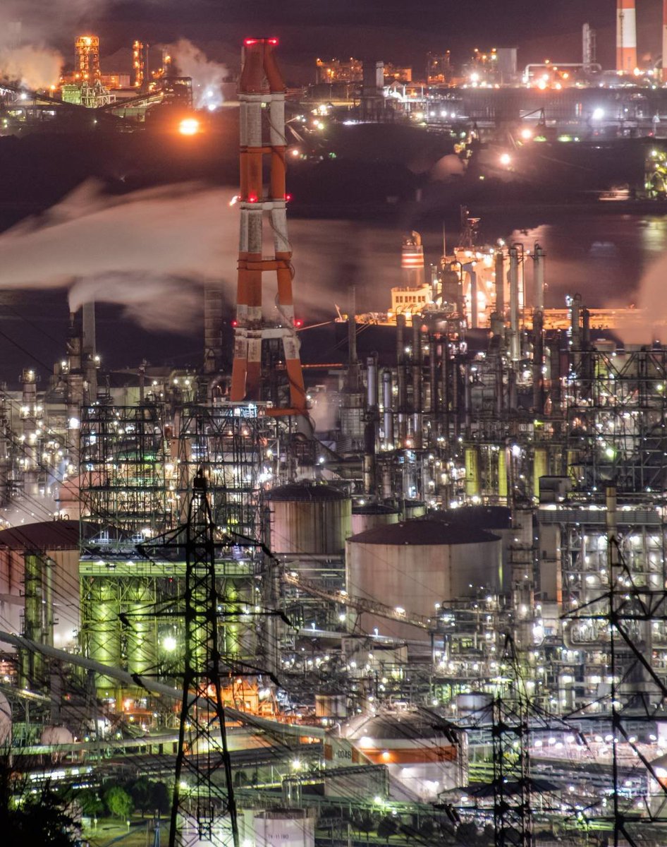 hom_fab's tweet photo. こんな景色がリアルにあるんだと思わせてくれるのが工場夜景の魅力 https://t.co/pOSW7Jsy6A