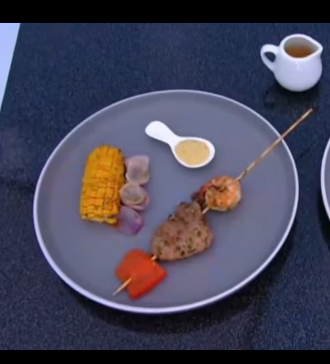 fridayorke's tweet image. Cómo es que ese pincho más seco que qué con ese choclo quemado le gana al plato de Mara? Cómo? 💔 Fiscalía Ecuador, haga algooooooo  #MCCelebrityEc