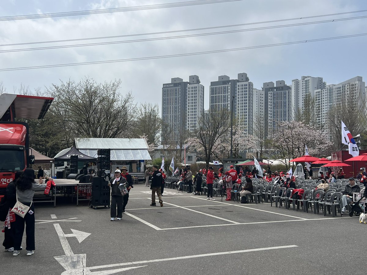 europanic tweet media