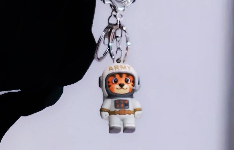 khoshlover's tweet photo. hoshi's endearing collection of bag charms🥹 https://t.co/K369IJolSo