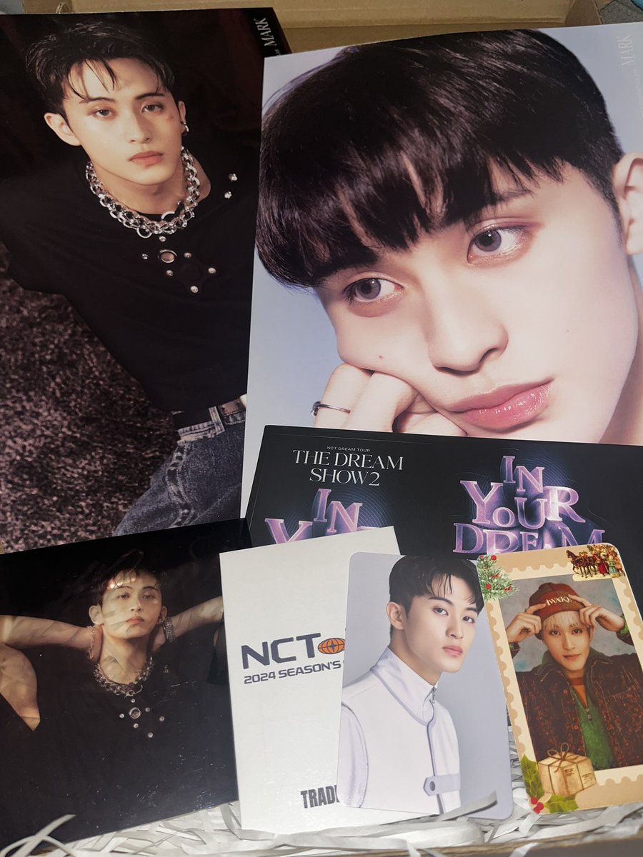 Milkswatermelon's tweet photo. Hindi lang sa gas ang may crisis, never bought this much mark photocards (1st pic) ever🥲✨💚

- thank you so muchie ulit @jmrktyongzennie especially sa freebies na nagulat ako (2nd pic) may kasunod pa toh sure ako🥹🫶🏻 https://t.co/jZYybX2Vii
