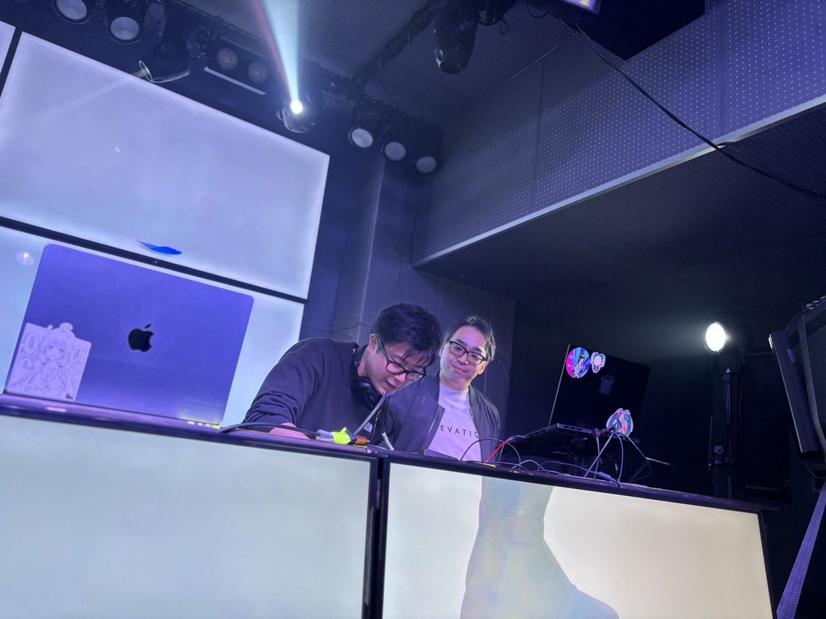 master_animatio's tweet photo. #マスアニ
2番手は、ラヴ・ポルノ・ミヨシ
VJは団長 https://t.co/oVzm5pIDPd