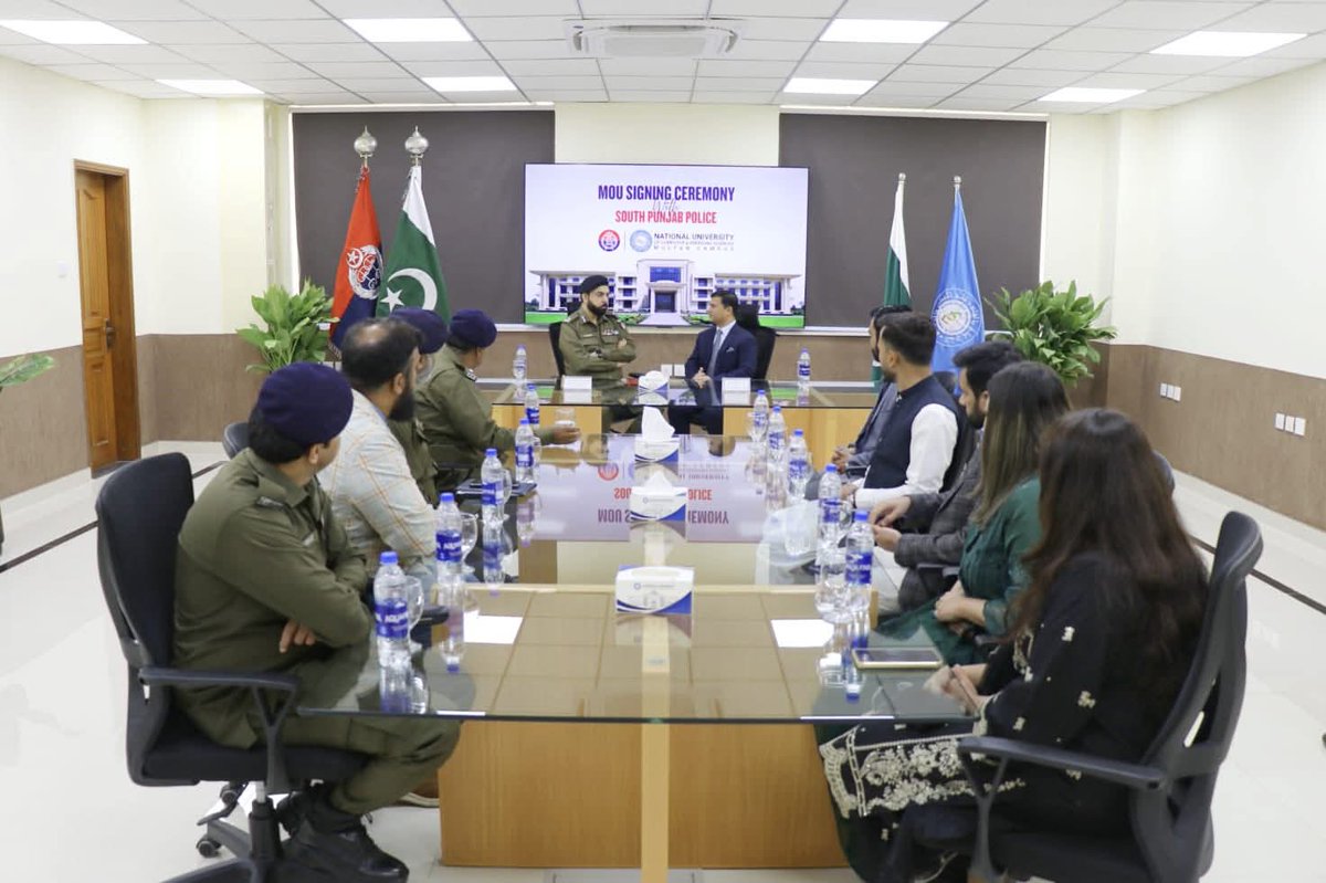 OfficialSPPO's tweet photo. فاسٹ نیشنل یونیورسٹی آف کمپیوٹر اینڈ ایمرجنگ سائنسز (FAST-NUCES) ملتان کیمپس اور ساؤتھ پنجاب پولیس آفس کے درمیان مفاہمتی یادداشت (MoU) پر دستخط کیے گئے۔ ✍️

ایڈیشنل آئی جی ساؤتھ پنجاب محمد کامران خان اور ڈائریکٹر ملتان کیمپس پروفیسر ڈاکٹر شہزاد سرفراز نے معاہدے پر دستخط کیے. https://t.co/wFhHv5UHN9