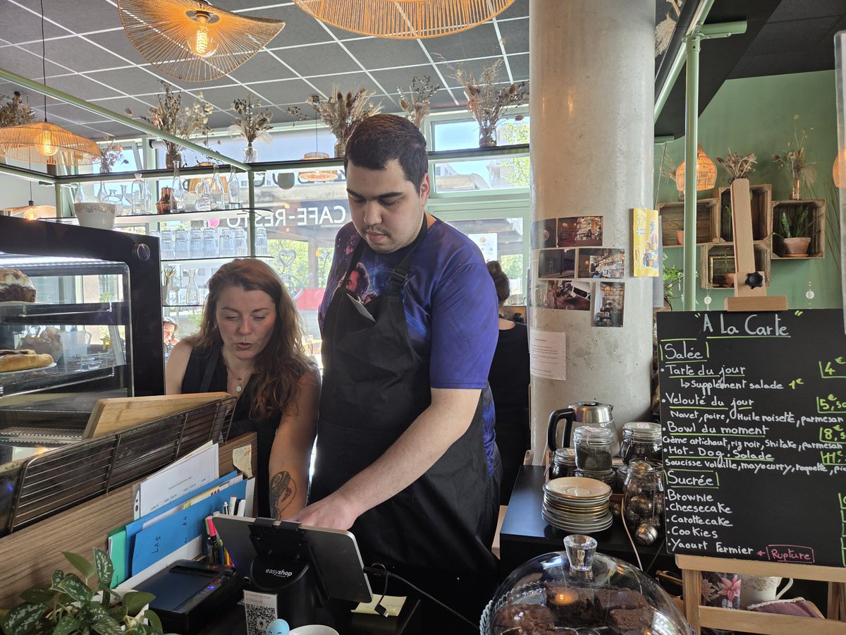 leprogreslyon's tweet image. « Aujourd’hui tu as très bien géré », dans ce café-resto de #Confluence, on encourage le travail des personnes en situation de #handicap. #Lyon
➡️ l.leprogres.fr/AGx