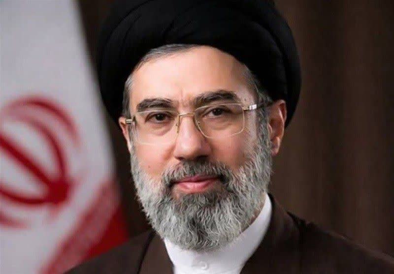 انتهای پیام رهبر عزیزمان صحنه مذاکرات را در کنار میدان نبرد قرار می‌دهند و در نجوایی که با سرورمان حضرت بقیةالله الأعظم دارند، دعای خاص حضرتشان را «برای غلبه قاطع بر دشمن چه در صحنه مذاکرات و چه در میدان نبرد» از آن امام مهربان مسئلت می‌کنند.
#لبیک_یا_خامنه_ای