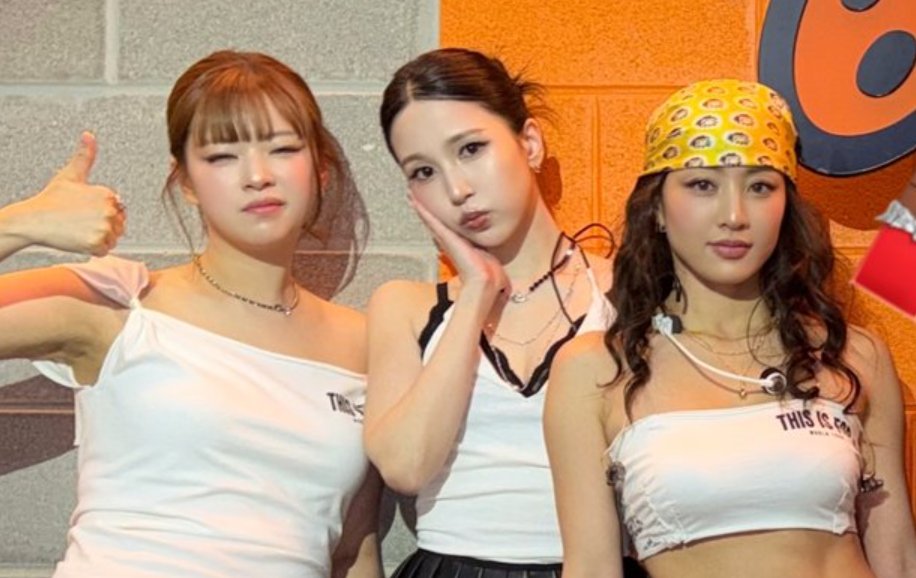 One took a shower without closing the bathroom door
One wore super skimpy pajamas before sleeping
One gay panicking when seeing the habits of the other two

- Their dorm in a nutshell