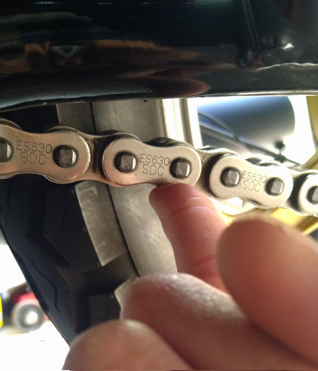 JRider1975Z1's tweet image. 今日は久しぶりにメンテナンス🔧
パワーフィルターの洗浄は1年半ぶりで真っ黒でしたしチェーン調整🔧もしばらくやってなかったから弛んでいました😅これで明日のツーリングはバッチリかな？!😄
＃Z1
#旧車
＃メンテナンス