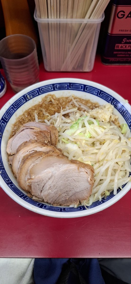 lumberjackandy1's tweet photo. ラーメン二郎中山駅前店

小ラーメンぶた5枚+ぎょったまつけ麺2verサバ+ピリ辛にらだれを大蒜 野菜で🍜

2人少なめがいたからか麺量がいつもより多く感じた今日の中山✨ https://t.co/8FkchbbAF3