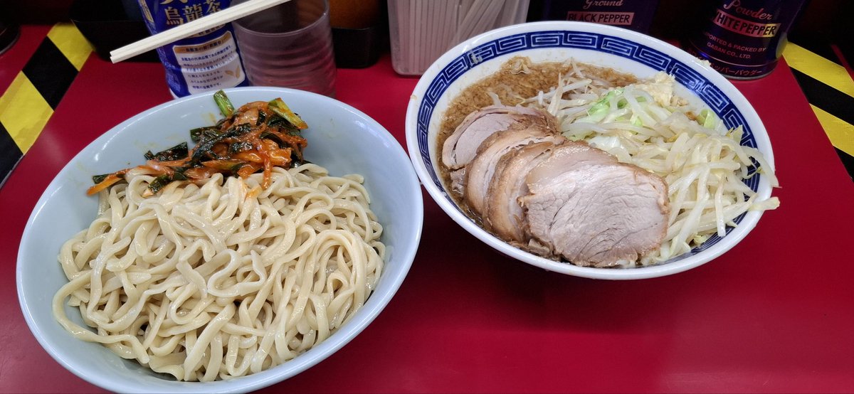 lumberjackandy1's tweet photo. ラーメン二郎中山駅前店

小ラーメンぶた5枚+ぎょったまつけ麺2verサバ+ピリ辛にらだれを大蒜 野菜で🍜

2人少なめがいたからか麺量がいつもより多く感じた今日の中山✨ https://t.co/8FkchbbAF3