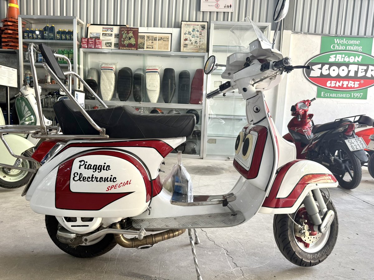 SSCvietnam's tweet photo. It’s a sunny Saturday and it’s about time I pulled out the trusty p200 and blasted some cobwebs off it today #Vespa #P200e #Mickeck #Armandos #Oldskool #ssc https://t.co/zMgvPuIdP9