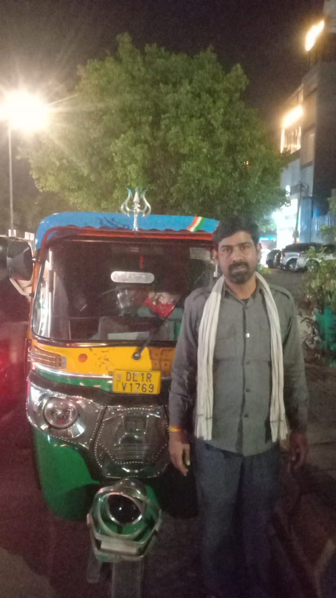 kunalkashyap_st's tweet image. #Delhi #WATCH कनॉट प्लेस जैसे इलाके में ऑटो पर फर्जी नंबर प्लेट लगाकर चला रहा था। ट्रैफिक पुलिस ने सतर्कता दिखाता हुए आरोपी चालक को पकड़ा। आरोपी जसवीर खिचड़ीपुर का रहने वाला है। इसका ऑटो जब्त कर इसे कनॉट प्लेस पुलिस के हवाल कर दिया गया है। आरोपी के खिलाफ जालसाजी समेत संबंधित