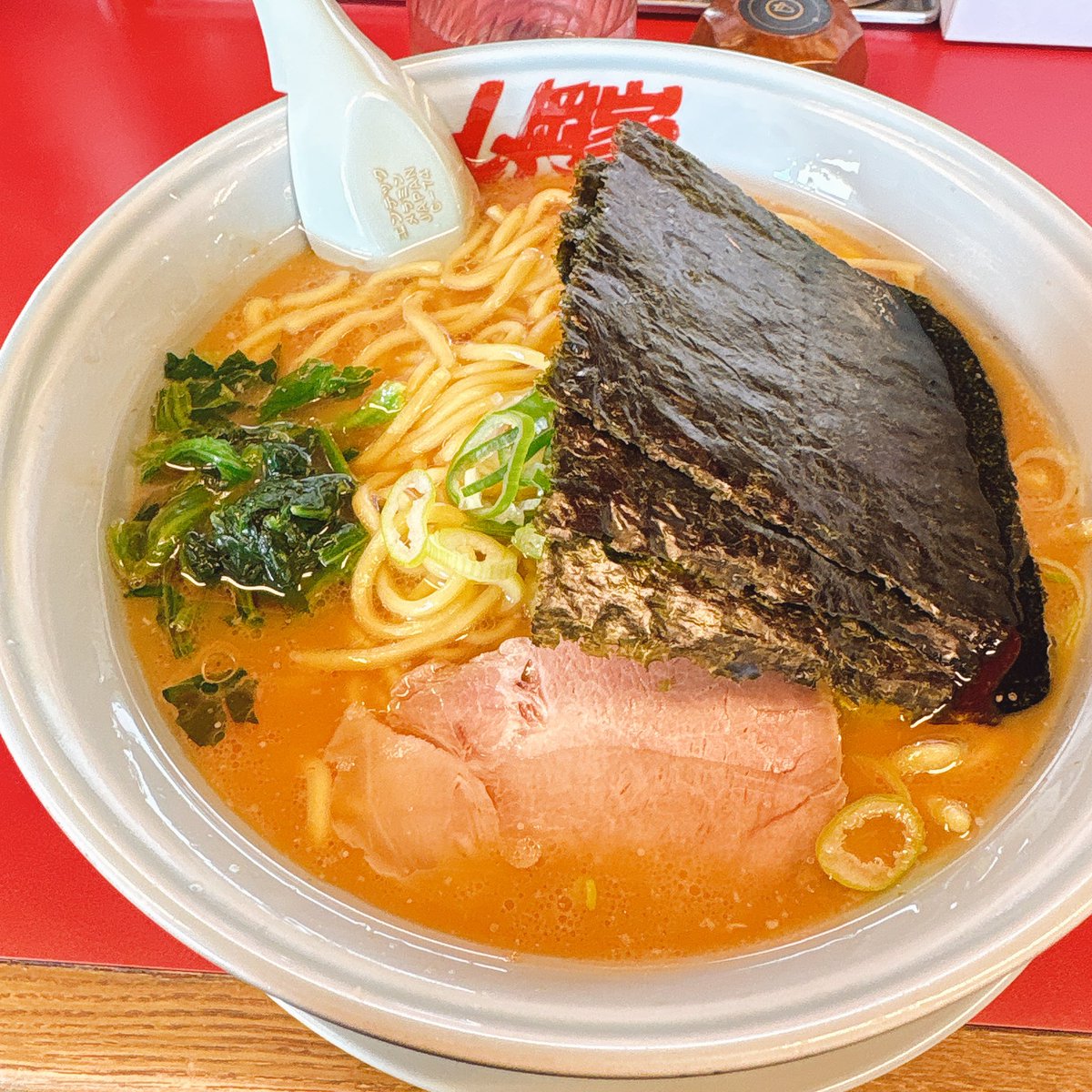 latemecome's tweet photo. 恵庭の山岡家。

すげー混んでそうだったけどおひとり様ワープでぶっちぎり、さらに先に座ってた隣の席の人よりラーメンも早く出てきてぶっちぎり。サイのコー https://t.co/gignkbwSNe