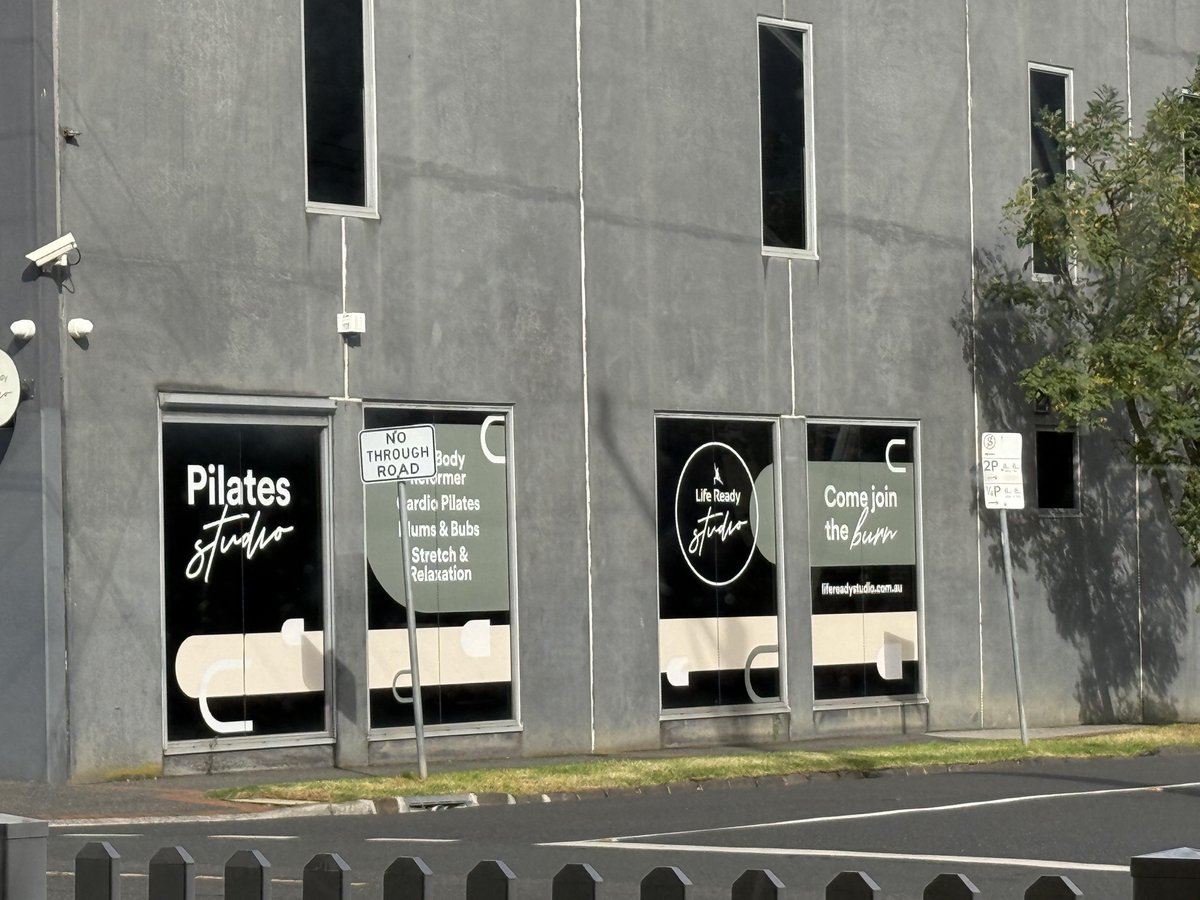 rCrappyDesign_'s tweet photo. Rate this signage https://t.co/q0CZlAhESV https://t.co/MW1I4MQ6bj