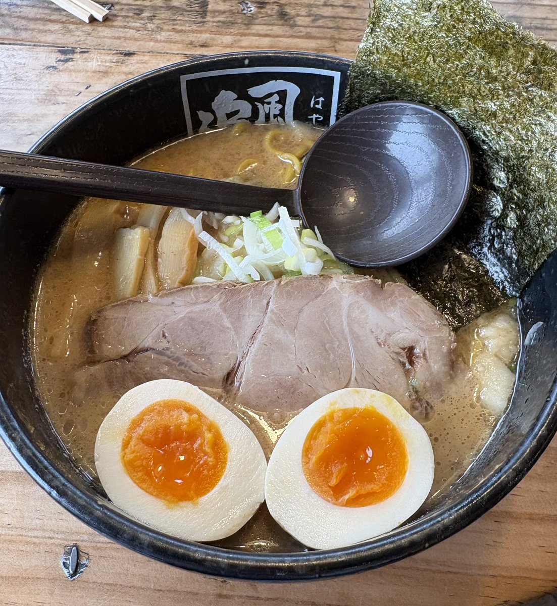 latemecome's tweet photo. 新発寒の追風丸。

初訪。沖縄出身のオーナーが始めた奥原流ラーメンのお店。雷電！知っているのか！
昼時はいつもわんさか車が止まっていて人気の高さが窺えますね。味も道民にはよく慣れ親しんだ味かと。もちろんおいしー。 https://t.co/p36oS3ycTm