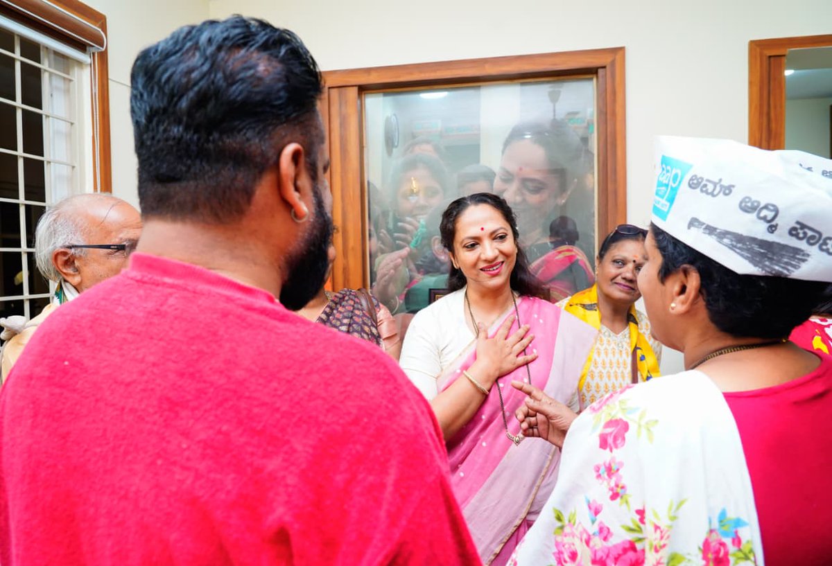 Kscwofficial's tweet image. ರಾಜ್ಯ ಮಹಿಳಾ ಆಯೋಗದ ಅಧ್ಯಕ್ಷರಾದ ಡಾ.ನಾಗಲಕ್ಷ್ಮೀ ಚೌಧರಿ ಅವರು ತಮ್ಮ ಗೃಹ ಕಚೇರಿಯಲ್ಲಿ ಜನಸ್ಪಂದನ ನಡೆಸಿ, ಅಹವಾಲು ಆಲಿಸಿ, ಸ್ಪಂದಿಸಿದರು. 
ಈ ವೇಳೆ ಅಧ್ಯಕ್ಷರು ಭೇಟಿಯಾದ ಹಲವರು ವಿವಿಧ ಕಾರ್ಯಕ್ರಮಗಳಿಗೆ ಅವರನ್ನು ಆತ್ಮೀಯವಾಗಿ ಆಹ್ವಾನಿಸಿದರು. 

#DrNagalakshmi #WomenEmpowerment #womensvoice 
#womenscommission
