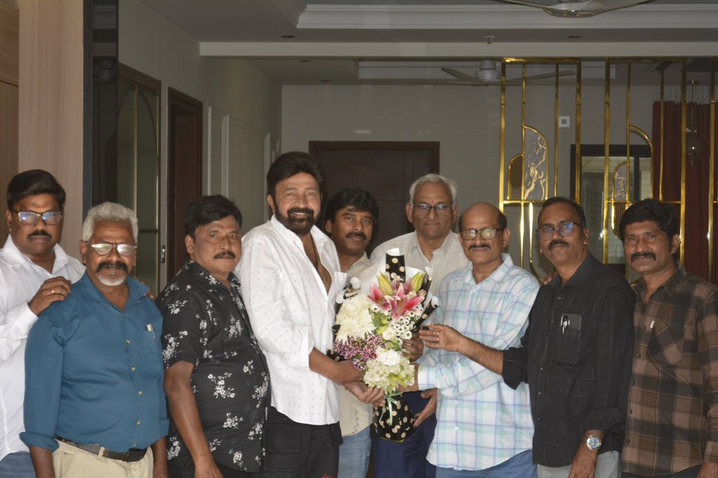 FCAOffice's tweet photo. డా. రాజశేఖర్ ను అభినందించిన
"ఫిల్మ్ క్రిటిక్స్ అసోసియేషన్"

త్వరలో "డైమండ్ జూబిలీ సెలబ్రేషన్స్" (60 ఏళ్ల సంబరాలు) నిర్వహించేందుకు సన్నాహాలు చేసుకుంటున్న "ఫిల్మ్ క్రిటిక్స్ అసోసియేషన్" ప్రముఖ కథానాయకుడు డాక్టర్ రాజశేఖర్ ను ఆయన ఇంట్లో మర్యాదపూర్వకంగా కలిసింది. రాజశేఖర్ కీలక పాత్రలో నటించిన "బైకర్" చిత్రం ఘన విజయం సాధిస్తుండడం పట్ల శుభాకాంక్షలు తెలిపింది. 

సీనియర్ జర్నలిస్టులను పేరు పేరున పలకరించిన రాజశేఖర్..., తన కెరీర్ లో మైలురాళ్లుగా నిలిచిన "వందేమాతరం, తలంబ్రాలు, ఆహుతి, అంకుశం, ఆగ్రహం, మగాడు" నాటి రోజులను ఎంతో ఇష్టంగా నెమరువేసుకున్నారు. ప్రస్తుతం తను చేస్తున్న ఇంకా పేరు పెట్టని రెండు చిత్రాల విశేషాలను కూడా ఆయన ఆత్మీయంగా పంచుకున్నారు!!

రాజశేఖర్ దంపతులను కలిసినవారిలో "ఫిల్మ్ క్రిటిక్స్ అసోసియేషన్" గౌరవాధ్యక్షులు ప్రభు, అధ్యక్షులు బత్తుల ప్రసాద్, జనరల్ సెక్రటరీ సురేష్ కొండేటి, సీనియర్ సభ్యులు ఎ. బాల్ రెడ్డి, మోహన్ గోటేటి, కార్యవర్గ సభ్యులు మామిడిపల్లి గిరిధర్, ధీరజ అప్పాజీ, జిల్లా సురేష్ ఉన్నారు!!

@FCAOffice @santoshamsuresh @ActorRajasekhar #RajaSekar #Biker