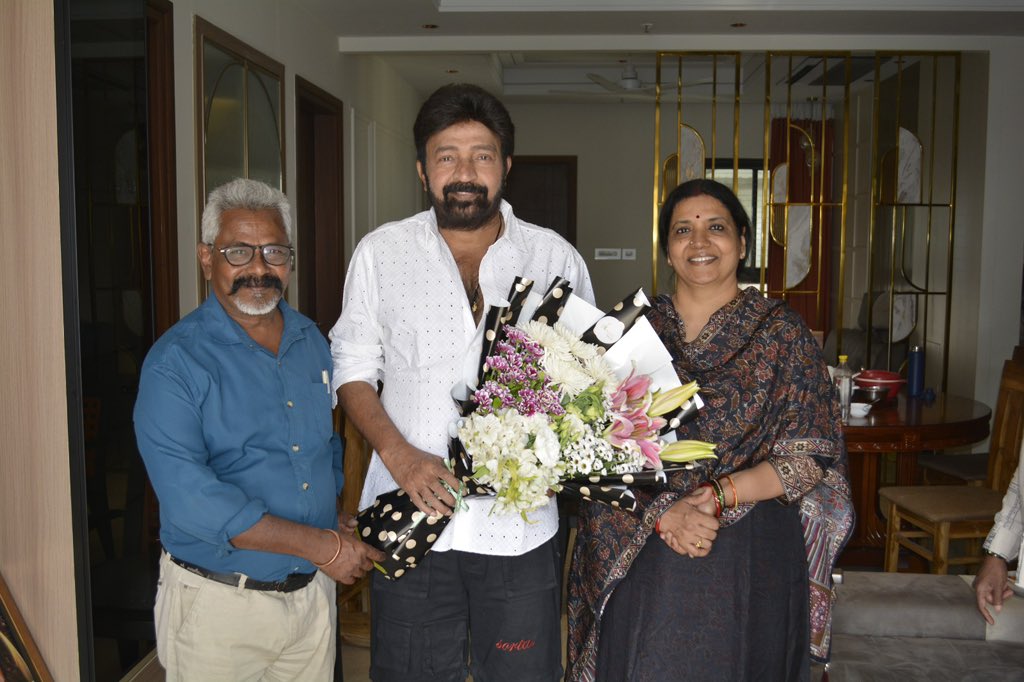 FCAOffice's tweet photo. డా. రాజశేఖర్ ను అభినందించిన
"ఫిల్మ్ క్రిటిక్స్ అసోసియేషన్"

త్వరలో "డైమండ్ జూబిలీ సెలబ్రేషన్స్" (60 ఏళ్ల సంబరాలు) నిర్వహించేందుకు సన్నాహాలు చేసుకుంటున్న "ఫిల్మ్ క్రిటిక్స్ అసోసియేషన్" ప్రముఖ కథానాయకుడు డాక్టర్ రాజశేఖర్ ను ఆయన ఇంట్లో మర్యాదపూర్వకంగా కలిసింది. రాజశేఖర్ కీలక పాత్రలో నటించిన "బైకర్" చిత్రం ఘన విజయం సాధిస్తుండడం పట్ల శుభాకాంక్షలు తెలిపింది. 

సీనియర్ జర్నలిస్టులను పేరు పేరున పలకరించిన రాజశేఖర్..., తన కెరీర్ లో మైలురాళ్లుగా నిలిచిన "వందేమాతరం, తలంబ్రాలు, ఆహుతి, అంకుశం, ఆగ్రహం, మగాడు" నాటి రోజులను ఎంతో ఇష్టంగా నెమరువేసుకున్నారు. ప్రస్తుతం తను చేస్తున్న ఇంకా పేరు పెట్టని రెండు చిత్రాల విశేషాలను కూడా ఆయన ఆత్మీయంగా పంచుకున్నారు!!

రాజశేఖర్ దంపతులను కలిసినవారిలో "ఫిల్మ్ క్రిటిక్స్ అసోసియేషన్" గౌరవాధ్యక్షులు ప్రభు, అధ్యక్షులు బత్తుల ప్రసాద్, జనరల్ సెక్రటరీ సురేష్ కొండేటి, సీనియర్ సభ్యులు ఎ. బాల్ రెడ్డి, మోహన్ గోటేటి, కార్యవర్గ సభ్యులు మామిడిపల్లి గిరిధర్, ధీరజ అప్పాజీ, జిల్లా సురేష్ ఉన్నారు!!

@FCAOffice @santoshamsuresh @ActorRajasekhar #RajaSekar #Biker
