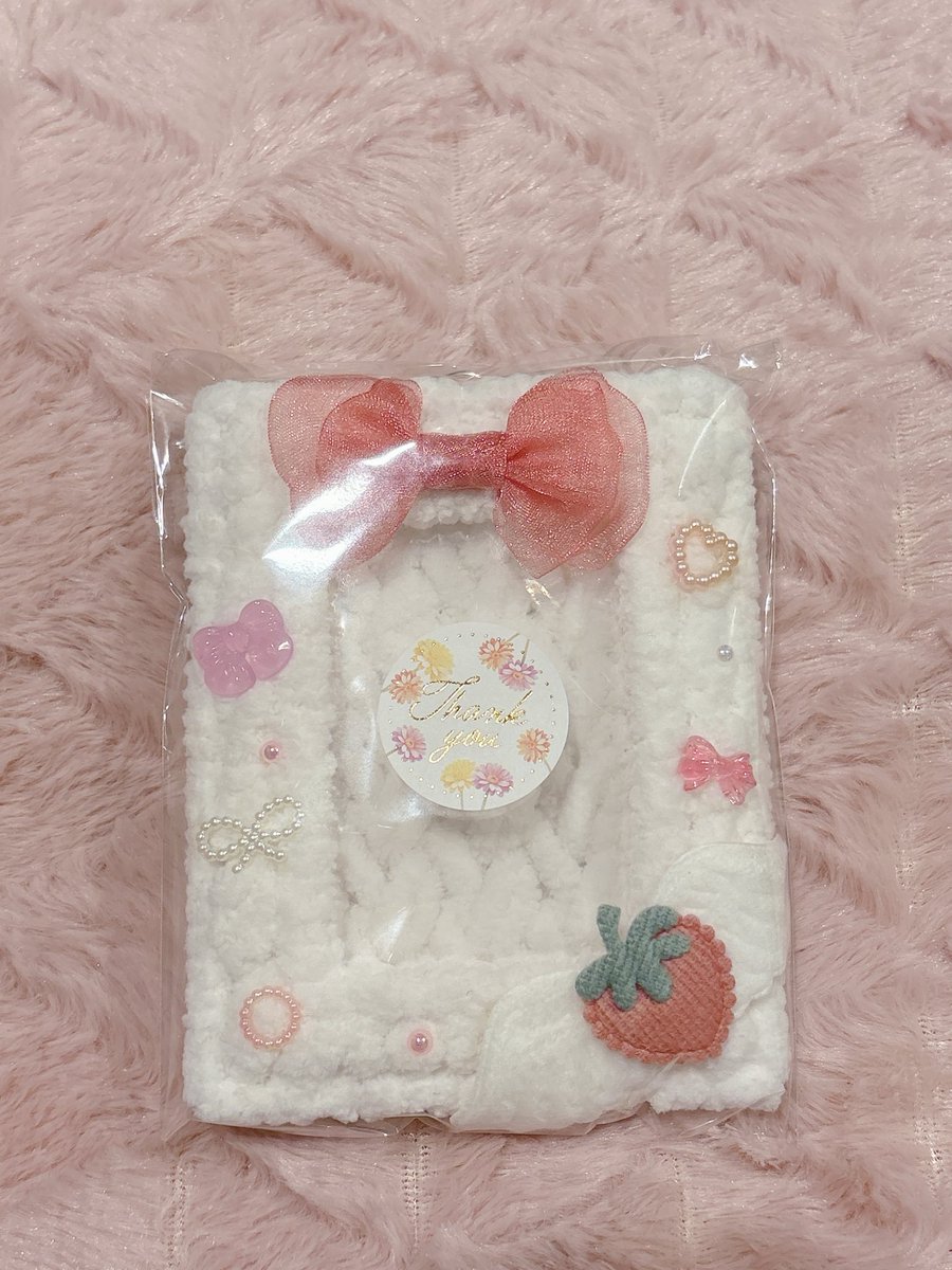 _mo_co_7's tweet photo. ピンクイメージの可愛らしいふわもこトレカケース🍓💖

#ハンドメイド
#ハンドメイド作家さんと繋がりたい
#ハンドメイド垢さんと繋がりたい
#トレカケース
#推し活 https://t.co/KUYf14FfHq
