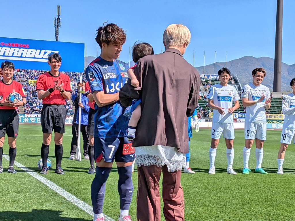 vfk_official's tweet image. 4/11 #甲府札幌

◥◣✨ 𝑪𝒐𝒏𝒈𝒓𝒂𝒕𝒖𝒍𝒂𝒕𝒊𝒐𝒏 ✨◢◤

#荒木翔 選手は先日の大宮戦で #Ｊリーグ 通算200試合出場を達成しました❗⚽

ご家族より #花束贈呈 💐です。

おめでとうございます✨🎊

#vfk #Unite
#百年構想