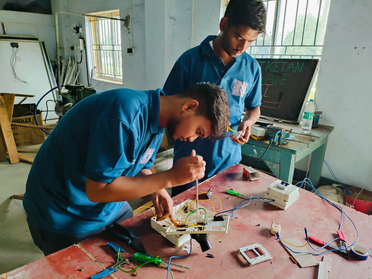 ItiSantiniketan's tweet photo. Electrician Trade Practical Class এর কিছু গুরুত্বপূর্ণ মুহূর্ত।
হাতেকলমে শেখার মাধ্যমেই গড়ে উঠছে দক্ষ ইলেকট্রিশিয়ান।
#ElectricianTrade #PracticalClass #ITIStudent #SkillLearning #FutureElectrician https://t.co/aeh9Znmys3